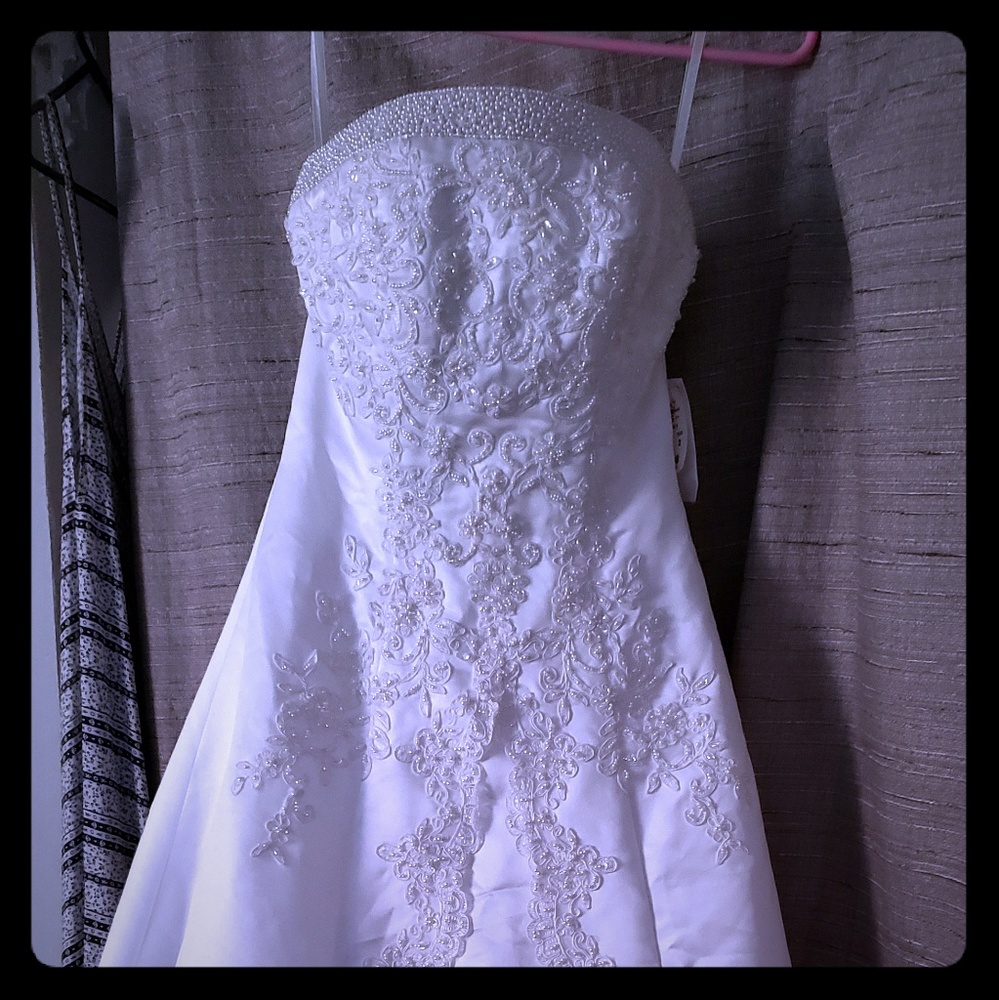 Brand new size 2 wedding dress